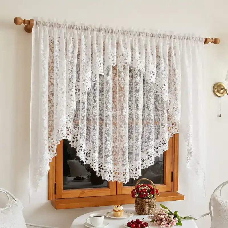 Firana markizeta z haftowanymi kwiatami zdobiona gipiurą na taśmie 400x160cm SOMBRA Rabat