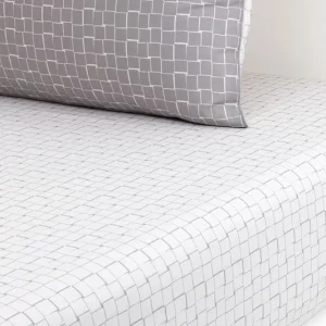 Hit cenowy Lacoste prześcieradło z gumką bawełniane L BLOCK Greige 140 x 200 cmkolor szary
